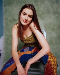 See more ideas about anne hathaway young, anne hathaway, kendall jenner style. La Femme Dans L Art On Twitter Anne Hathaway In 1999