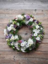 Se per la tua tavola di natale progetti di stendere una tovaglia bianca e stoviglie nei colori del chiaro, per la tua composizione floreale scegli fiori con. Ghirlande Di Fiori Idee Per Ogni Occasione Westwing