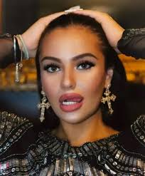 与男囚拍“私人视频”的31岁英国女狱警，被宣判，还遭到了法官斥责-腾讯新闻