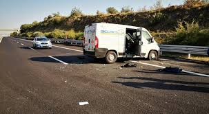 Banditi armati di kalashnikov bloccano l'autostrada e compiono la rapina tra gli svincoli di saronno e turate. Cerignola Sparatoria E Assalto A Portavalori Sulla A14 Auto Incendiate In Autostrada Traffico Bloccato