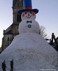 600 g des fondant mit lebensmittelfarbe einfärben, ausrollen und über den kuchen legen. Tagesschau Seit Gestern Steht Er Wieder Der Grosste Schneemann Deutschlands Im Fichtelgebirge Hohe 10 40 M Umfang 25 80 M Www Br De Nachrichten Oberfranken Inhalt Schneemann Bischofsgruen Jakob 104 Html Facebook
