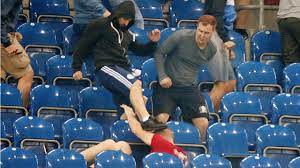 Ausschreitungen auf schalke mehrere menschen werden verletzt. Brutale Prugelei Im Schalke Stadion Steckt Diese Schlager In Den Knast Fussball Bild De