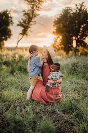 Summer Family Photography At Sunset In Wildflower Field Summer Family Pictures Summer Family Photos Photography Poses Family