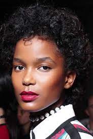 Se couper les cheveux soi meme femme. Cheveux Courts Boucles Automne Hiver 2018 Les Plus Belles Coupes Courtes A Adopter En 2021 Elle