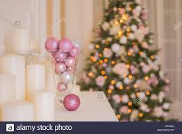 Laden sie lizenzfreie nahaufnahme eines weißen weihnachtsbaums mit roten kugeln stockfotos 93654242 aus depositphotos' kollektion von millionen erstklassiger stockfotos, vektorbilder und illustrationen mit hoher auflösung herunter. Weihnachtsbaum Weihnachten Kamin In Rosa Dekorierten Zuhause Fantasy Wohnzimmer Fur Weihnachten Pink Und Silber Schmuck Weihnachten Kugeln In Transparenten Vase Weisse Kerzen Am Kamin Und Weihnachtsbaum Mit Lichtern Neben Einem Fenster