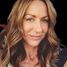 Ada Gomez's Instagram, Twitter & Facebook