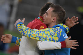 Они для него были примером, почти волшебниками. Oleg Vernyaev Posle Pobedy Na Olimpiade Sfotografirovalsya S Gimnastom Iz Rossii