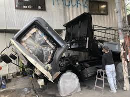 いすゞフォワード isuzu dump truck ダンプの全塗装作業 白色から黒へ全塗装を行ないます トラック123のお仕事 ダンプ 車の修理 トラック