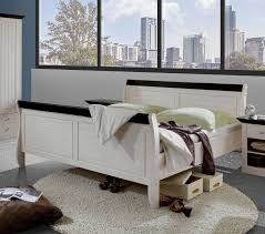 Echtes holz, reine wolle, warme farben tragen zum wohlfühlfaktor bei. Bett Aus Kiefernholz In Weiss Und Schwarz Im Landhausstil Imala