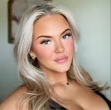 What are some gift ideas for an 18-year-old girl?