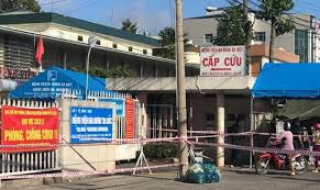 Nhân viên y tế lấy mẫu xét nghiệm người dân trong khu vực cách ly trên đường lý thái tổ, q.10, tp.hcm. Jzzfigy1n65abm