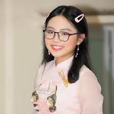 Mỹ chi bắt đầu nổi danh từ khi tham gia và đạt giải á quân chương trình truyền hình thực tế giọng hát viêt nhí. Má»›i 16 Tuá»•i PhÆ°Æ¡ng Má»¹ Chi Co Lam RÄƒng Sá»© Tráº¯ng Sang Choi Loa