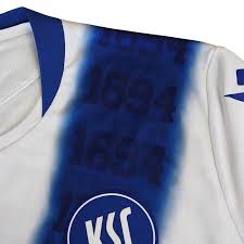 Auf grund eines kreuzbandrisses, welchen er sich noch im trikot vom halleschen fc zugezogen hat, verpasste er die hinrunde der saison 2016/17 und debütierte am 5. Karlsruher Sc 2021 22 Auswarts Trikot