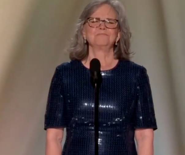 Sally Field admits she 'never stopped loving' Dolly Parton in emotional Emmys speech - The Mirror US