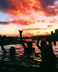 Summer is the hottest season of the year and an aesthetic that involves the season of the same name. Sweetlifeee Summer Pictures Summer Vibes Friend Pictures