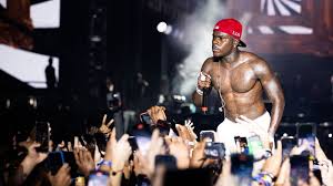 This started when dababy was interviewed on a celeb spot and he was facing sideways away from the camera that made the crowd. Alterer Bruder Von Us Rapper Dababy Hat Suizid Begangen Promiflash De
