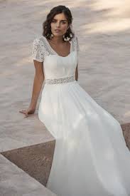 Check spelling or type a new query. Vintage Brautkleid Mit Voluminosem Rock Aus Chiffon Kombiniert Mit Einem Spitzenoberteil Und Kurzen Armeln