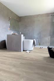 Quick Step Vinylvloer Pulse Zandstorm Eik Warmgrijs Pucl40083 In Een Trendy Badkamer Vind Hier Jouw Favoriete Badkamervloer Vinyl Vloer Badkamer Woo