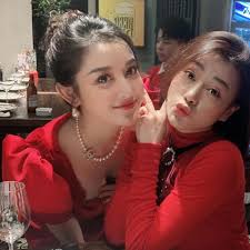 Dương thùy linh hiện có cuộc sống khá viên mãn bên người chồng giàu có và con trai đáng yêu. Xon Xao Huyá»n My Va PhÆ°Æ¡ng Oanh Cáº¡ch Máº·t Nhau Tin Tá»©c Online
