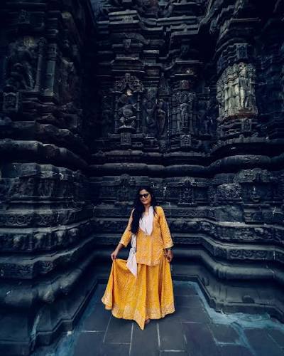 Beautiful temple and details ✨ . Shiv mandir at Ambernath. Feet got burnt walking barefoot while taking shots. Also phone shots because 'idhar camera allowed nahi hai' . . #shotoniphone #ambernath #ambernathshivmandir #