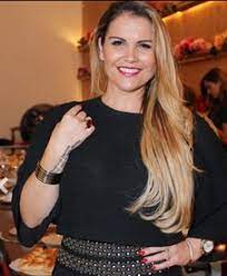 Liliana catia dos santos aveiro (funchal, madeira islands, october 5, 1976), better known as katia aveiro is a portuguese singer who began her musical career in 2005 under the stage name ronalda. Katia Aveiro Revela Comecei A Trabalhar Aos 16 Anos Aprendi Na Escola Da Vida A Ferver Vidas