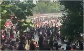 Ombaknya terbilang tinggi dan besar. L4ljtpdmr R1vm