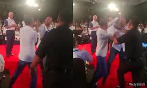 David teo biadap kena lempang dengan mat over. Malaysiakini Drama Tampar Tendang Dalam Sesi Tn50 Depan Najib
