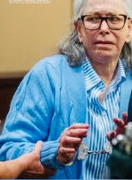 LOL!! Why does Donna have her twin as her attorney? 😂