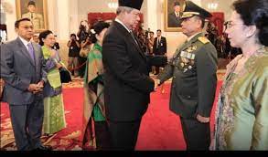 Pihak itu menyatakan bahwa sby adalah presiden kapal karam. Sby Moeldoko Dua Jenderal Satu Gelanggang