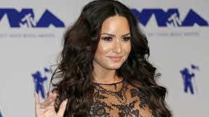 Para que otras personas compartan sus pronombres, sin obligar a las personas que quizás no se sientan cómodes o que no hayan salido del closet todavía a hacerlo. Demi Lovato Anuncia Que Es Una Persona No Binaria Y Cambia Sus Pronombres El Financiero