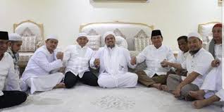 Habib rizieq shihab (hrs) menjalani sidang lanjutan perkara swab test rs ummi bogor di pengadilan negeri (pn) jakarta timur, kamis (10/6/2021). Bertemu Di Saudi Jurnalis Ilham Bintang Ungkap Luasnya Kediaman Rizieq Shihab Merdeka Com