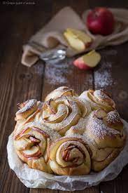 La morbidezza del pan brioche è straordinaria, si scioglie in bocca, mantenuto morbido anche grazie al generoso strato di crema in superficie. Torta Di Rosa Alle Mele Dolce Lievitato Sofficissimo