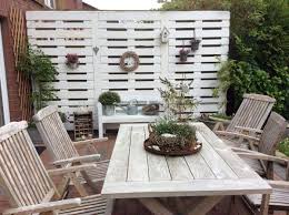 Wunderschonen Sichtschutz Aus Paletten Ist Die Der Einmaligen Und Kreativen Ideen Fuer Paletten Garten Sich Paletten Garten Sichtschutz Garten Gartengestaltung