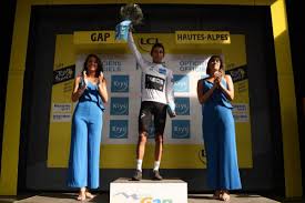 tuʁ də fʁɑ̃s) is an annual men's multiple stage bicycle race primarily held in france, while also occasionally passing through nearby countries. Tour Un Tour Sin Azafatas En El Podio Tour De Francia 2019