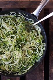 Low Carb Zucchini Spaghetti Mit Zitrone Und Feta Kochkarussell Rezept Zucchini Spaghetti Rezept Spiralschneider Rezepte Zoodles Rezept