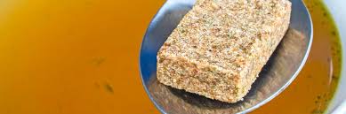 Trita 300 g di carne insieme a 100 g di sedano, due carote sbucciate, una cipolla pulita, una zucchina, funghi dopo aver fatto raffreddare il dado fatto in casa versalo in un contenitore rettangolare o rotondo, mettilo in congelatore per quattro ore. Dado Vegetale La Ricetta Fai Da Te