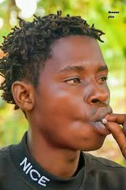 Naskia wasanii wengi bila shtimu ya bangi hawawezi kufanya show na tatizo  wengine wakivuta kindukulu wanasahau nyimbo zao wengine bangi ikiisha  akilini wanamaliza show tatizo n ikiisha baada ya dakika kumi Sasa