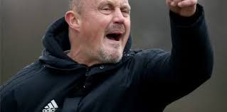 Schwerin-Coach Hasecke schaut sich erstes Testspiel des Jahres gegen Rahm  vom Hügel aus an