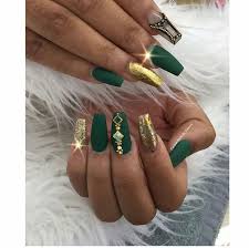 Széles színválasztékkal, kellemes környezetben várom k. Green Gold Nails Gold Nail Designs Gold Acrylic Nails Green Nails
