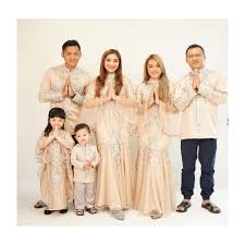 Silahkan baca artikel model brokat dengan kain adat.terusan.com : Cek 15 Inspirasi Model Baju Couple Keluarga Gotomalls
