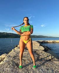 Ara Bozorgian Nude and Sexy Photo Collection - Fappenist