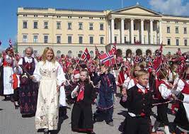 På den norska nationaldagen den 17 maj hålls traditionellt en barnparad, men i år är den inställd på grund av viruspandemin. Norges Grundlagsdag Wikipedia