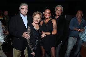 Tarcísio pereira de magalhães filho, usually known as tarcísio filho (são paulo, august 22, 1964) is a brazilian cinema and television actor. Gloria Menezes E Tarcisio Meira Se Beijam Em Premiacao No Rj