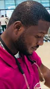 Moment Asake's trousers tore while performing at his London show. Follow us  for more news and videos.