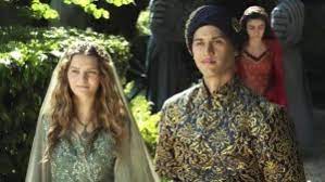 İlk kamera karşısına çıktığında 2013 yılında muhteşem yüzyıl dizisinin safiye sultan rolüyle oynamıştır. Ilk Safiye Sultan Gozde Turker Di Sozcu Tv