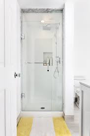 Dekoruma) jika luas kamar mandimu tidak seberapa, tetapi anda tetap menginginkan adanya shower dan bathtub sekaligus, anda dapat mengakalinya dengan memasang shower tepat di atas bak mandimu. Intip Beragam Inspirasi Desain Shower Box Untuk Kamar Mandi Okezone Lifestyle