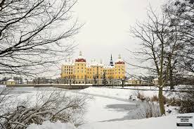 Drei haselnüsse für aschenbrödel (tři oříšky pro popelku) ist einer der bekanntesten märchenfilme aus der kooperation čssr/ddr. Schloss Moritzburg Sachsens Schonstes Wintermarchen Campingplatz Waldteichfreunde E V