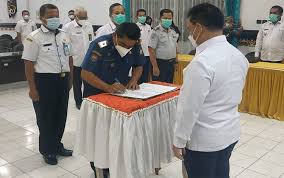 Kesempatan menjadi personil satpol pp tersebut di peruntukan bagi pria maupun wanita yang berumur minimal 18 tahun dan maksimal 28 tahun yang dimana jumlah anggota satpol pp inhu saat ini sebanyak 477 personil, dan rasio kebutuhan kita. Bupati Kotim Lakukan Serah Terima Jabatan 4 Kepala Dinas Dan 1 Camat Ada Kejutan Kejutan