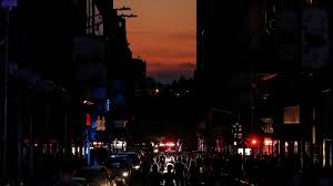 Según señalaron los empresarios afectados, el corte de luz se produjo poco después de las diez de la mañana y se prolongó hasta las 13:45 horas, con lo cual la mayoría de las empresas estuvieron. Un Apagon Deja Sin Luz Al Centro Neuralgico De Manhattan Durante Cuatro Horas