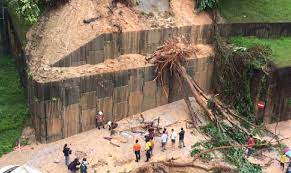 Hujan lebat sejak awal petang semalam yang bertembung dengan air pasang dikesan sebagai antara punca mengakibatkan banjir buruk di pulau. Tanah Runtuh Di Tanjung Bungah